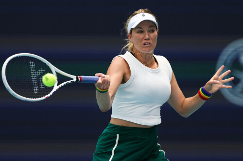 Danielle Collins trounces Caroline Garcia to reach Miami semis