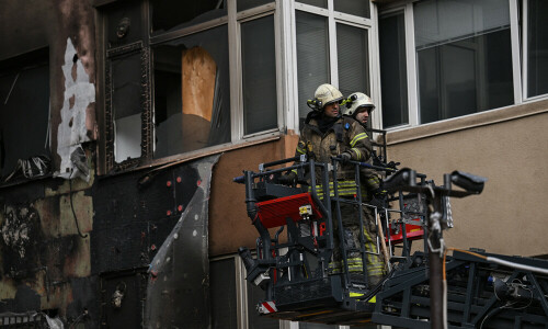 Fire tears through Istanbul apartment block, killing 29 Fire tears through Istanbul apartment block, killing 29