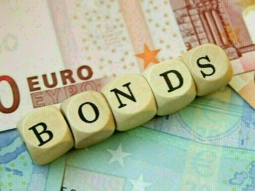 Euro zone bonds hold steady before key US jobs report