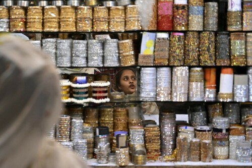 Pakistan&rsquo;s delicate Eid bangles go from furnace to forearms