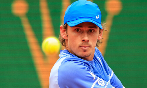 De Minaur sees off Wawrinka after rain delay in Monte Carlo