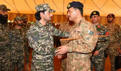 Army chief spends Eid day with troops on Pak-Afghan border