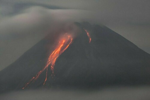 Hundreds evacuated after Indonesia&rsquo;s Ruang volcano erupts