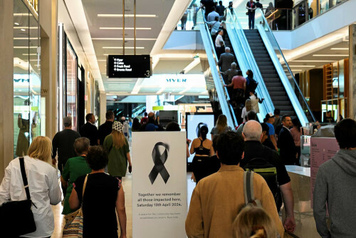 Sydney&rsquo;s Bondi Westfield mall reopens for tributes after fatal stabbings