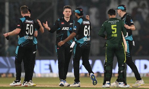Clinical New Zealand outlast Pakistan to win 4th T20I
