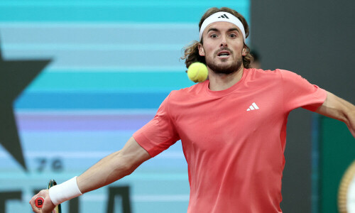 Tsitsipas ousted by qualifier, Swiatek coasts into last 16