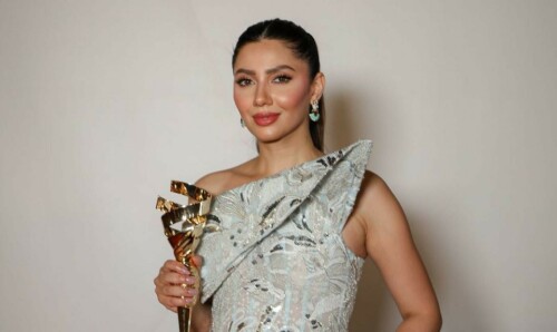 Mahira Khan honoured at Dubai&rsquo;s EMIGALA Fashion & Beauty Awards
