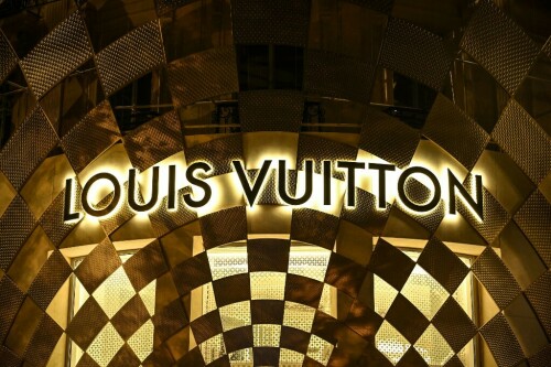 Luxury brands lure Chinese shoppers despite slowdown