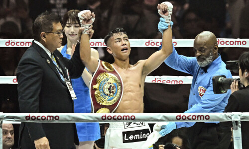 Takei beats Moloney in Tokyo to win bantamweight world title