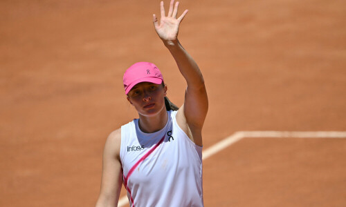 Swiatek battles into Rome last 16, Djokovic &lsquo;fine&rsquo; after bottle strike drama
