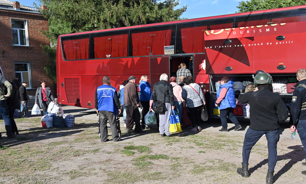 Thousands evacuated as Russia pounds Ukraine border town