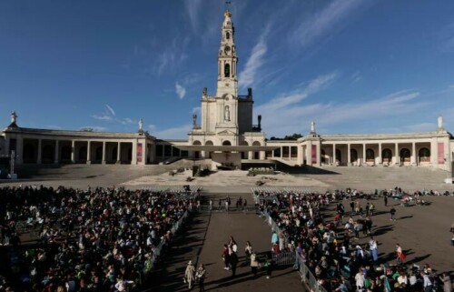 Faithful descend on Portugal&rsquo;s Fatima to pray for peace as wars rage