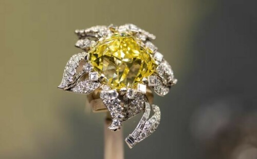 Yellow diamond brooch resembling Queen Elizabeth&rsquo;s up for auction