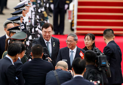 China&rsquo;s Li lands in Seoul for trilateral summit with South Korea, Japan