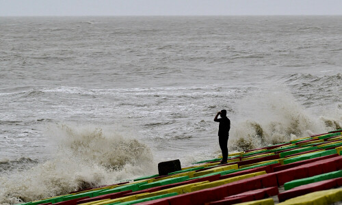 800,000 seek shelter as Bangladesh braces for cyclone