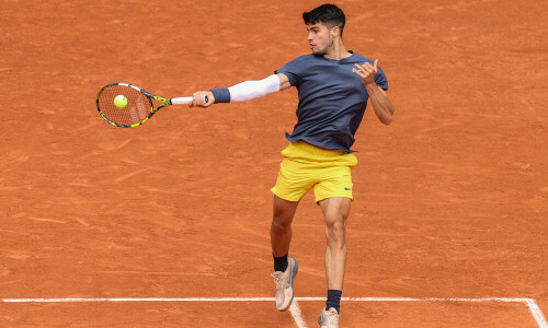 Alcaraz tames Wolf at French Open