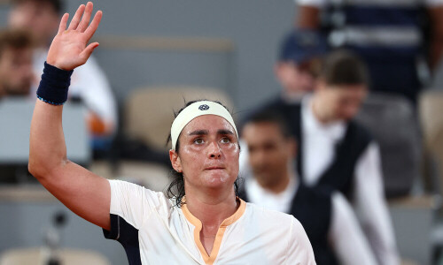 Jabeur cruises past wildcard Vickery into French Open second round