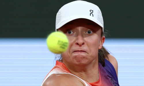Swiatek breezes into round two at French Open
