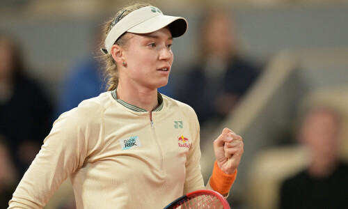 Rybakina moves into French Open last 16