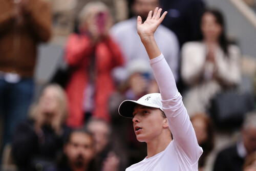 Iga Swiatek demolishes Potapova in 40 minutes to reach French Open quarter-finals