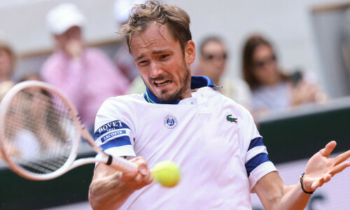 Medvedev knocked out of French Open by De Minaur