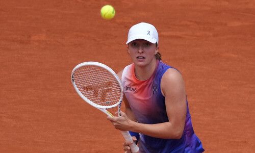 Swiatek roars into French Open semis as Alcaraz battles Tsitsipas
