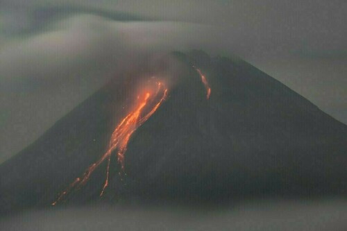 Indonesia’s Ibu volcano erupts twice, spewing red-hot lava Indonesia’s Ibu volcano erupts twice, spewing red-hot lava