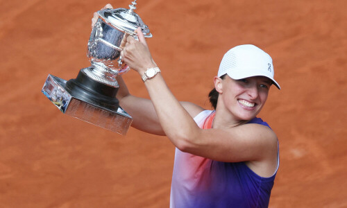 Swiatek crushes Paolini to win third French Open title in row