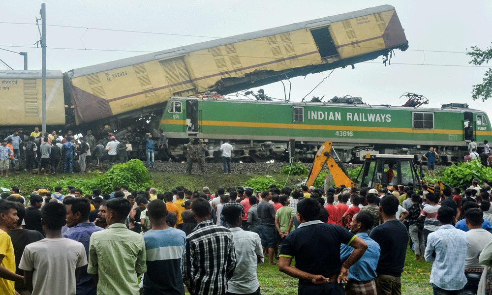 Train crash in eastern India kills 15, injures dozens