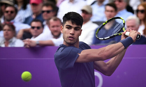 Defending champ Alcaraz overcomes wobble to win Queen&rsquo;s opener