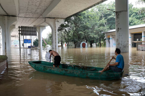 Rains lash southern China as rising rivers threaten more flooding