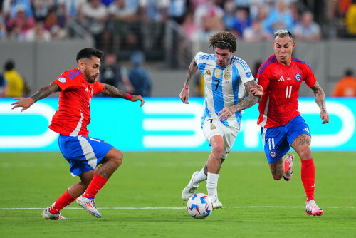 Argentina edge Chile 1-0 to seal Copa America quarter-final place