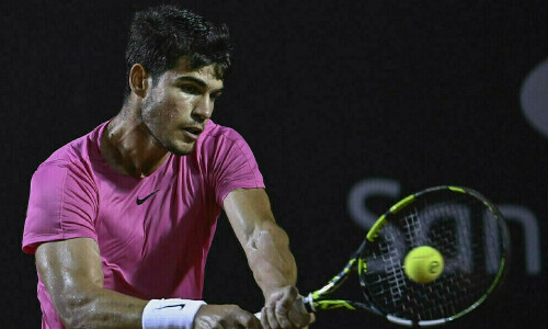 Alcaraz starts Wimbledon title defence as Murray faces &lsquo;closure&rsquo;