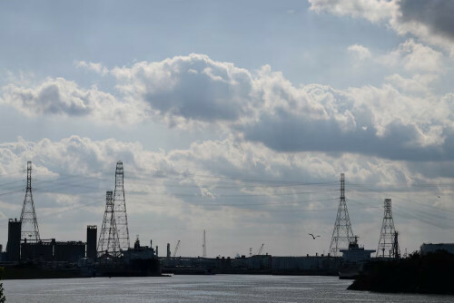 US Coast Guard says hurricane may shut oil ports