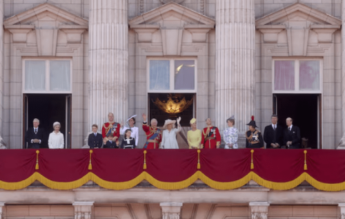 Buckingham Palace opens room with famous balcony to visitors