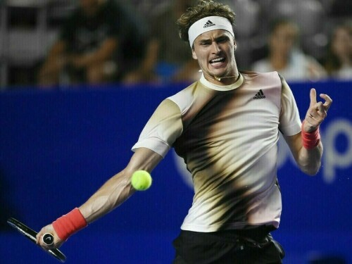 Alexander Zverev plays through the pain to advance in Hamburg
