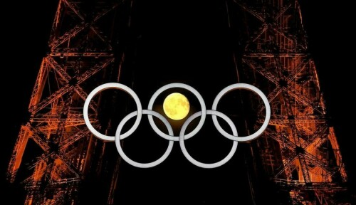 Moon lines up with Olympic rings on Eiffel Tower