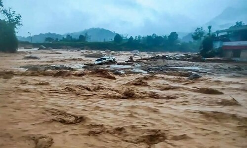 Hundreds rescued after India landslides that killed 151, many missing
