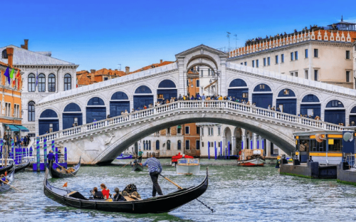 Venice to limit tourist groups to maximum of 25 people