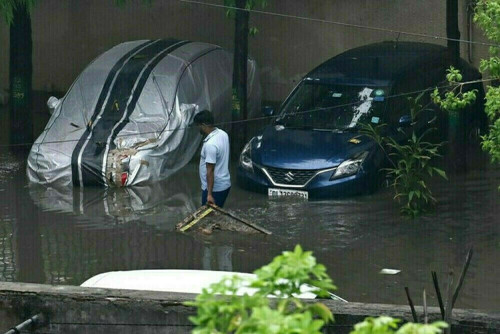 شمالی بھارت میں شدید بارشوں سے 11 افراد ہلاک، سیکڑوں لاپتہ