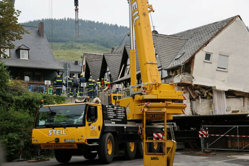 One dead, eight trapped after hotel collapses in Germany on river Moselle