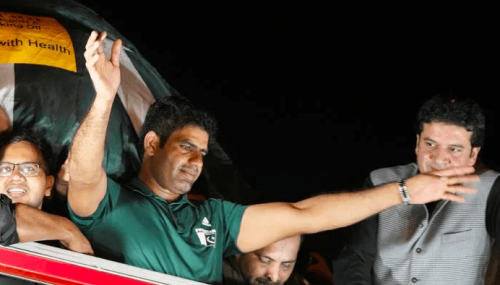 Javelin ace Arshad Nadeem gets hero&rsquo;s welcome on Pakistan return