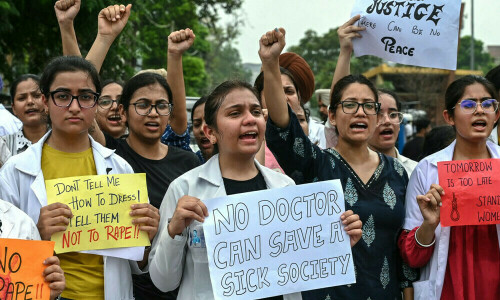 بھارت میں ساتھی ڈاکٹر کی عصمت دری، قتل کیخلاف ہڑتال کے بعد متعدد ڈاکٹرز تاحال خدمات سے گریزاں