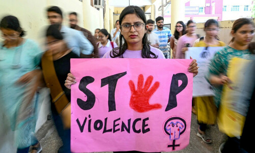 Key Indian hospital ends strike but doctor rape protests rage