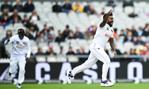 Smith edges England ahead in first Test against Sri Lanka