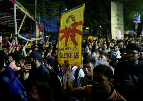 Indian protesters block rail lines, halt buses after doctor&rsquo;s rape, murder