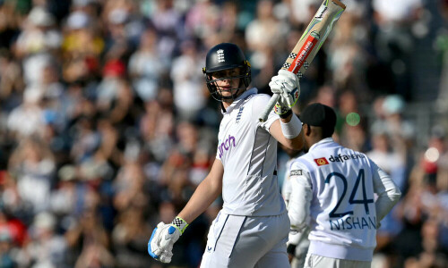 Smith hits back after England collapse against Sri Lanka