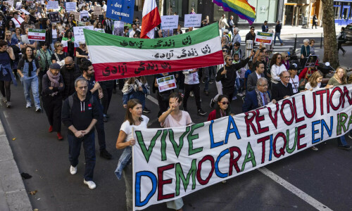 Hundreds rally in Paris for Iranian women&rsquo;s rights