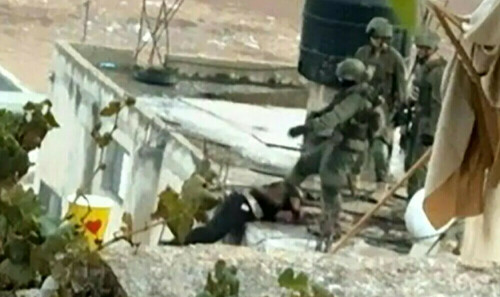 مقبوضہ مغربی کنارے میں اسرائیلی فوجی نے فلسطینی کی لاش چھت سے نیچے پھینکی، فوٹیج سامنے آگئی