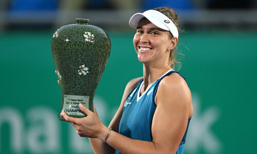 Haddad Maia roars back to beat Kasatkina in Korea Open final